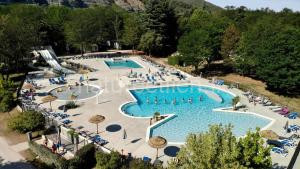 Camping La Grand'Terre 4 étoiles - Linge de maison inclus - Clim - TV - Plancha - Lave-vaisselle - 4 personnes 2 chambres à Ruoms